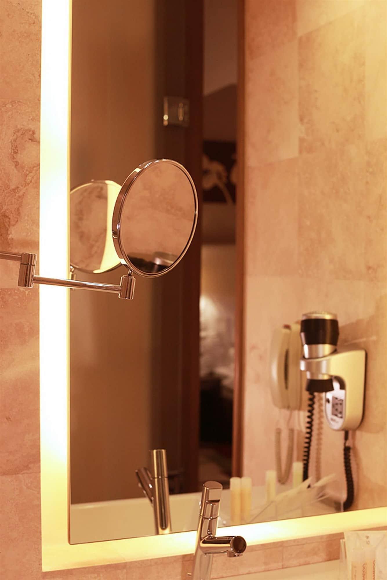 Golden Tulip Ana Dome Hotel คลูจ-นาโปกา ภายนอก รูปภาพ